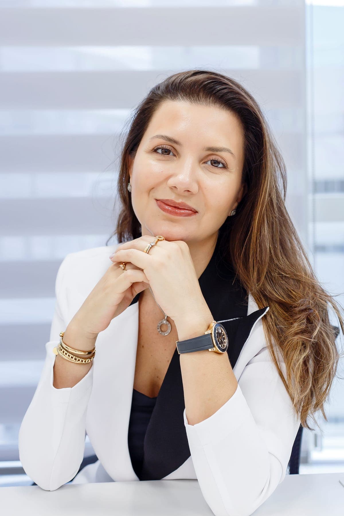 Retrato da Dra. Rafaela Salvato, dermatologista e diretora clínica.