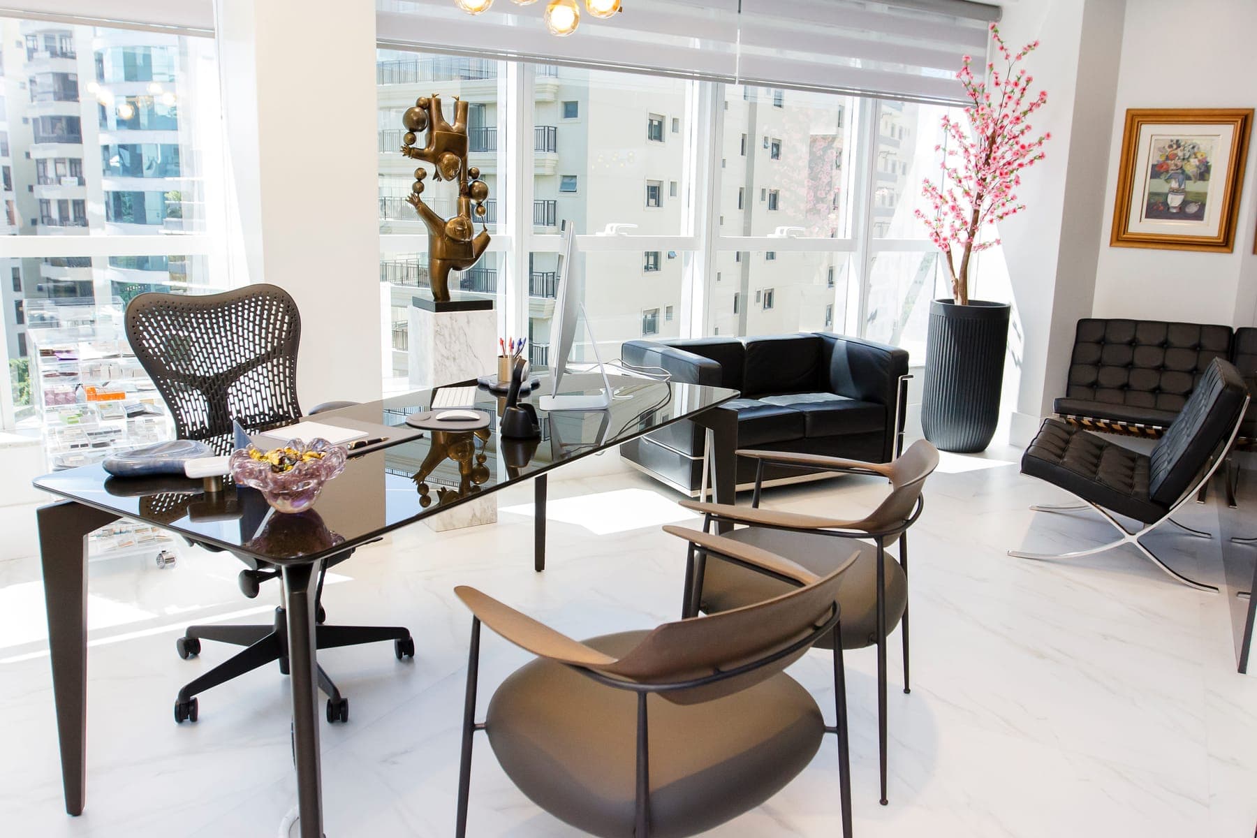 Ambiente amplo com vista da cidade e mobiliário de design.