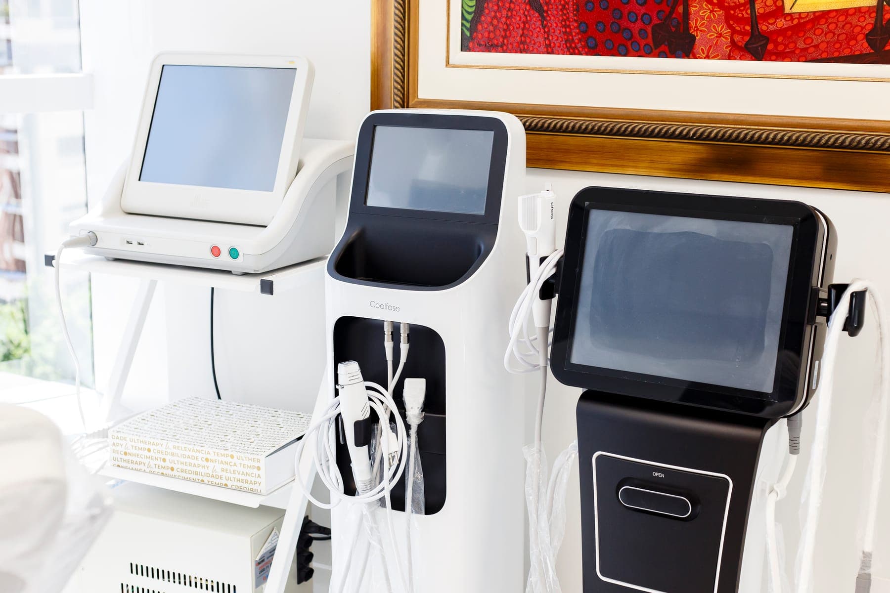 Equipamentos dermatológicos dispostos em sala da clínica.