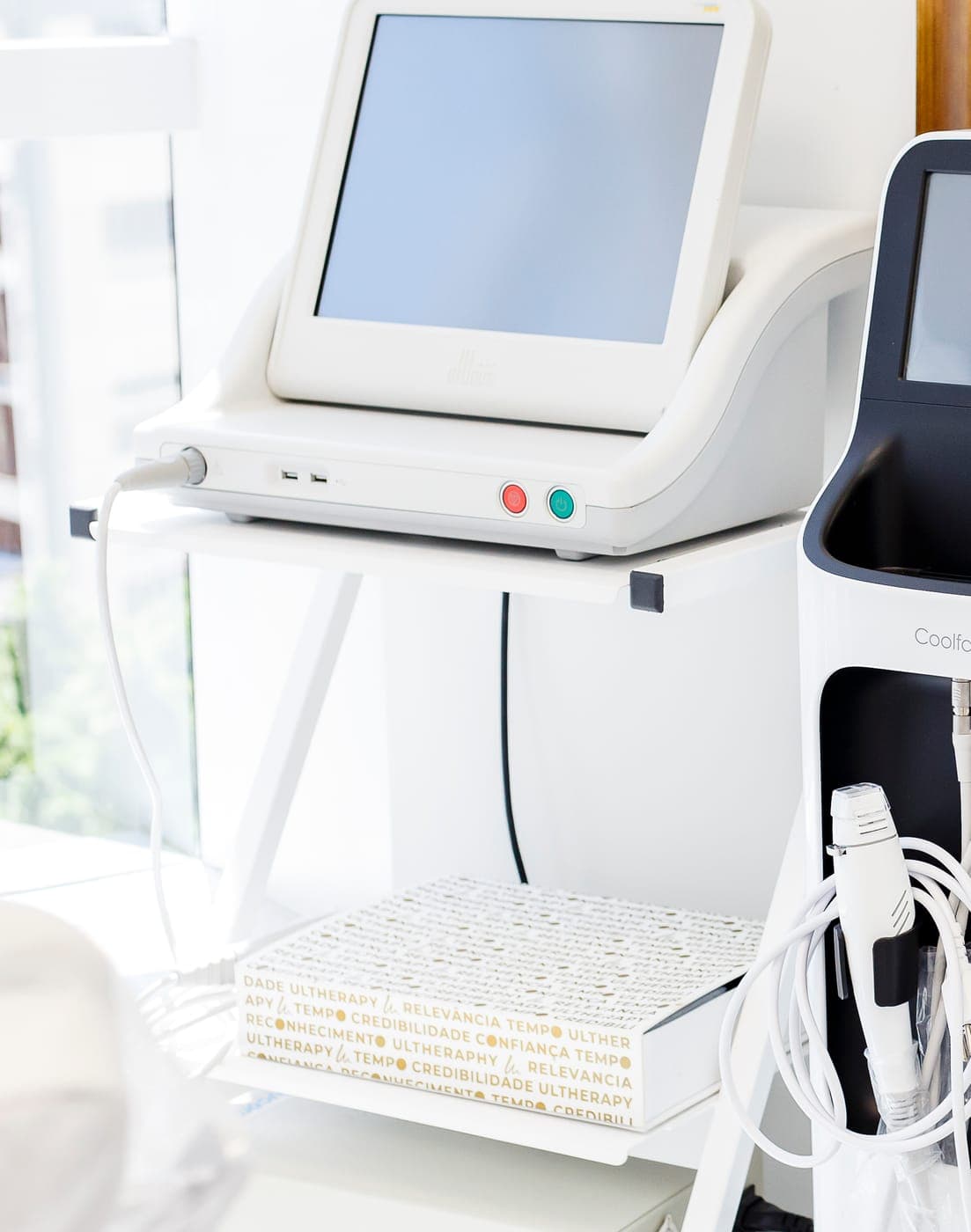 Detalhe de um equipamento dermatológico da clínica.